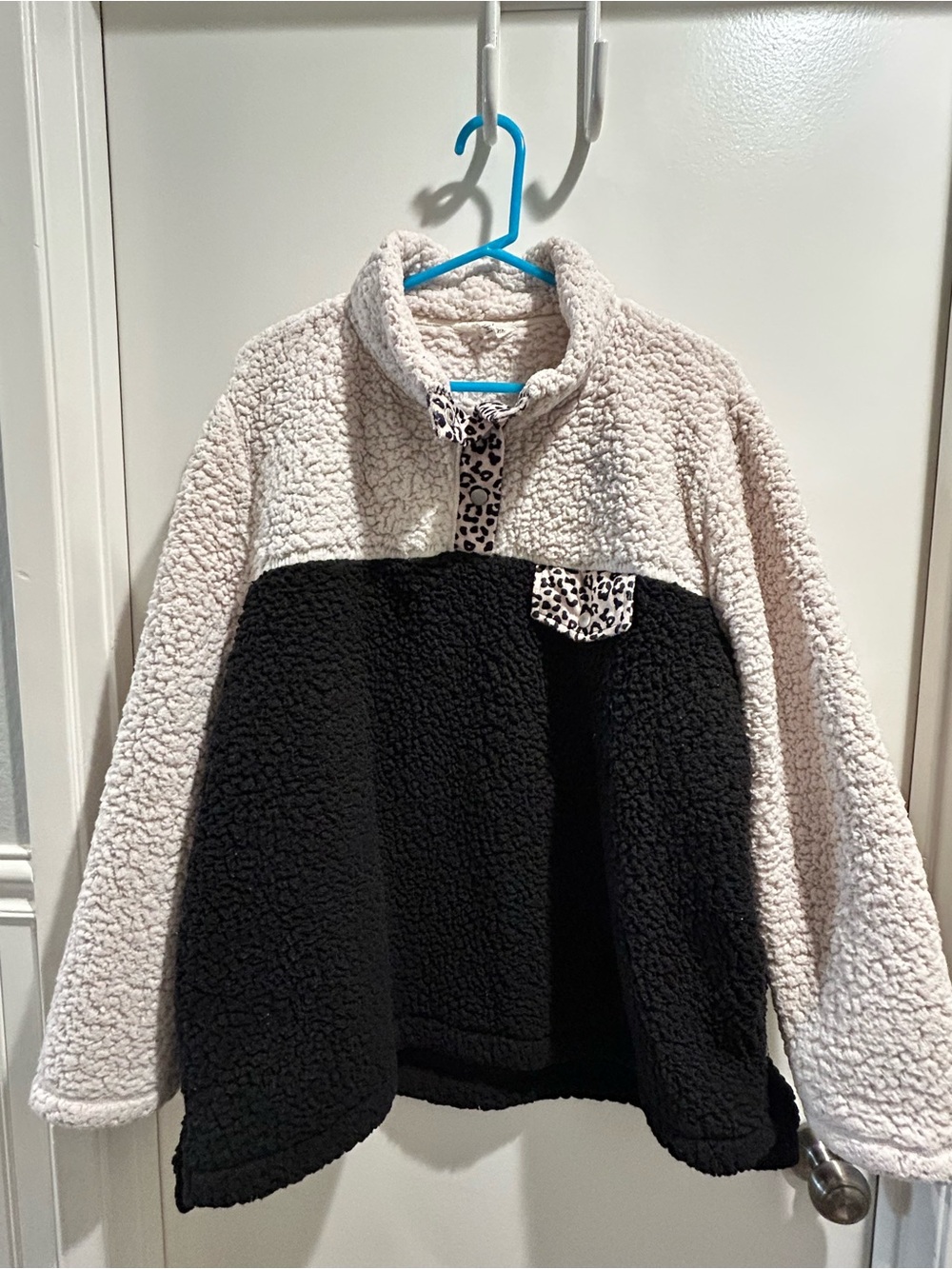 Cozy Two-Tone Sherpa Pullover Hoodie - Black & Cream